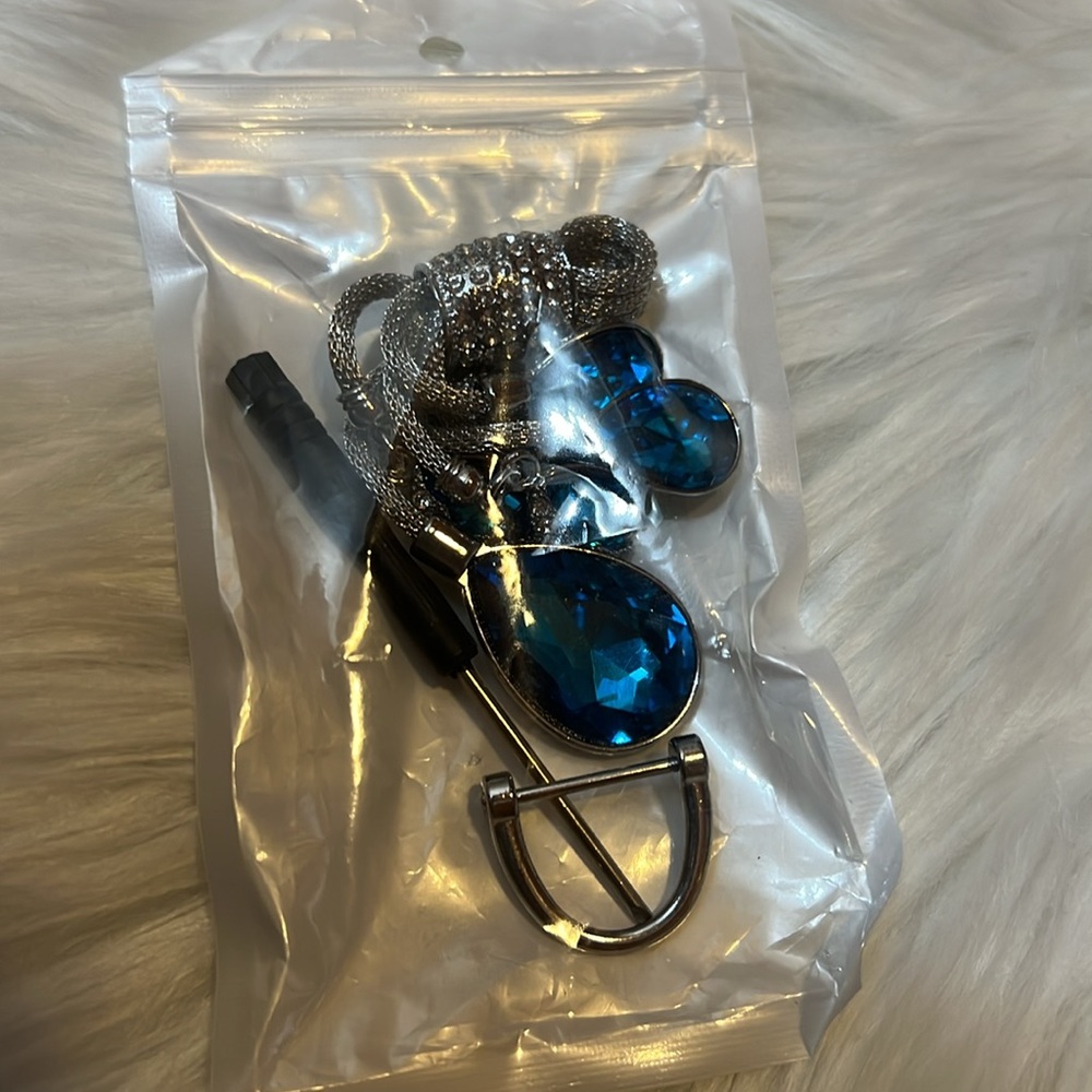 NEW💙🩶 elegant keychain - Picture 12 of 14